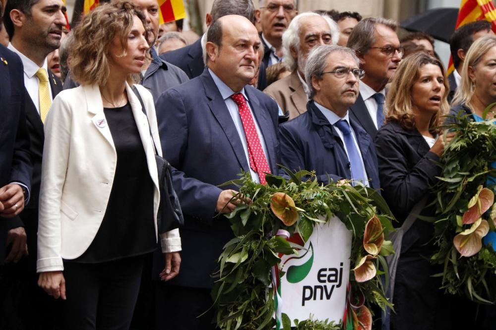 Les ofrenes florals al monument a Rafael Casanova