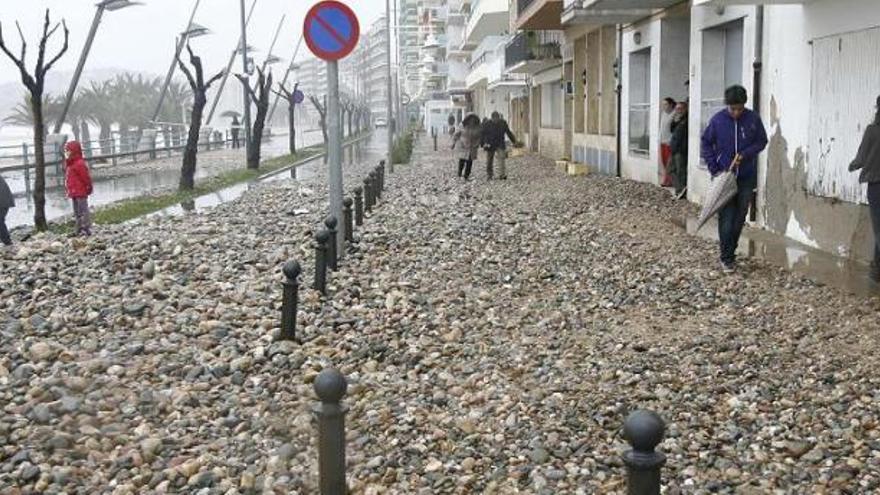 El passeig de Calonge ha aparegut cobert de còdols portats per la llevantada