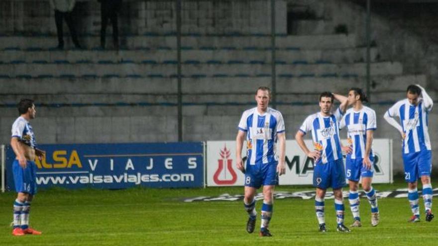 Los jugadores avilesinos, desolados tras encajar el gol de la derrota ante el Atlético de Madrid B.