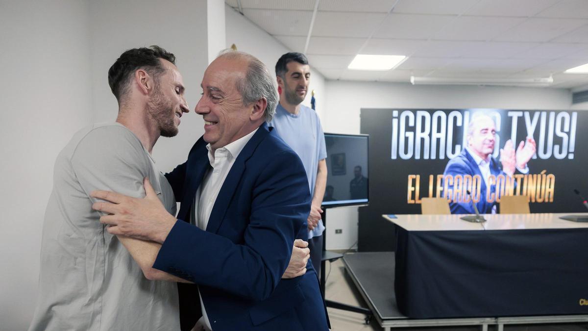 Marcelinho Huertas y Txus Vidorreta se abrazan en la despedida del técnico.