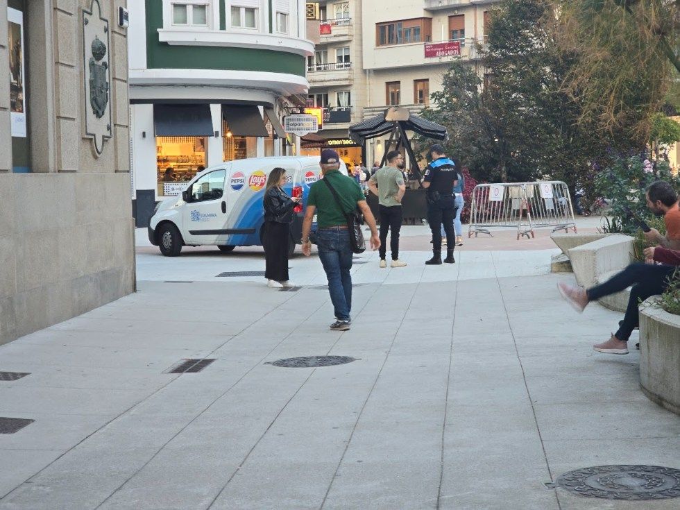 La circulación rodada no cesa en las zonas peatonales de Vilagarcía, ni siquiera con el control policial ejercido.