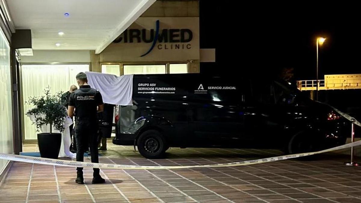 Acceso a la clínica donde se produjo el asesinato.