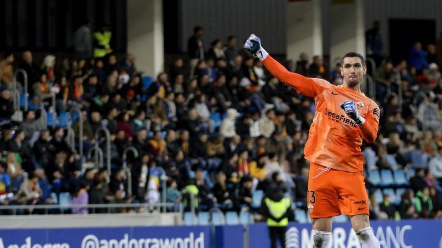 Matías Dituro, el muro del Elche que hace historia