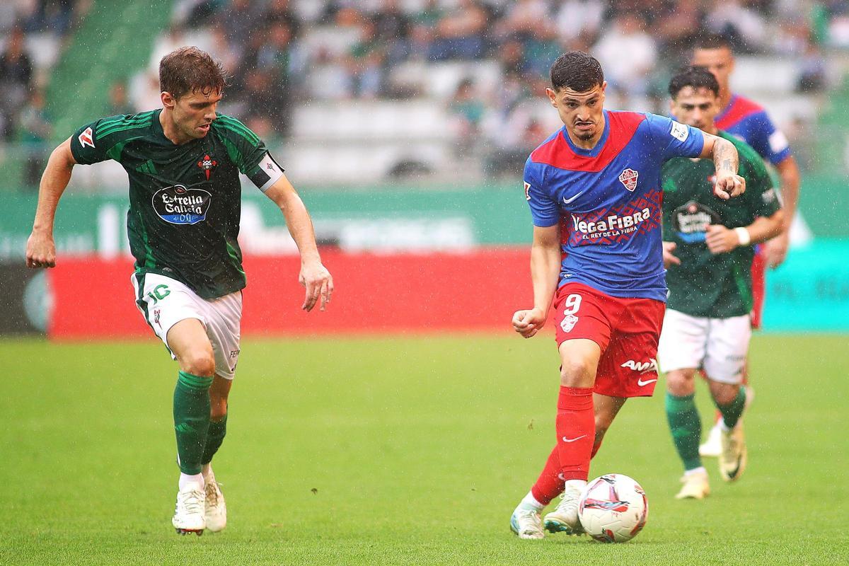 El Elche resbala en A Malata y frena su reacción (1-0) El Elche resbala en A Malata y frena su reacción (1-0)