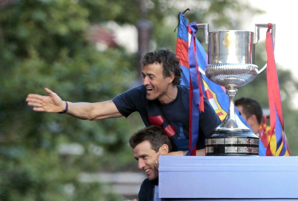 El entrenador del FC Barcelona Luis Enrique, y su ayudante Juan Carlos Unzué, durante la celebración del título de Liga de Campeones por las calles de Barcelona en junio de 2015.