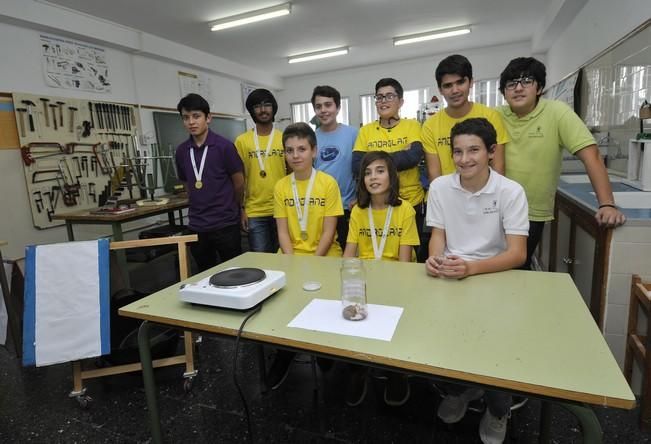 Alumnos del IES Salinas que lograron un premio con su proyecto científico para reutilizar chicles - Lanzarote - Adriel Perdomo - 04-03-16
