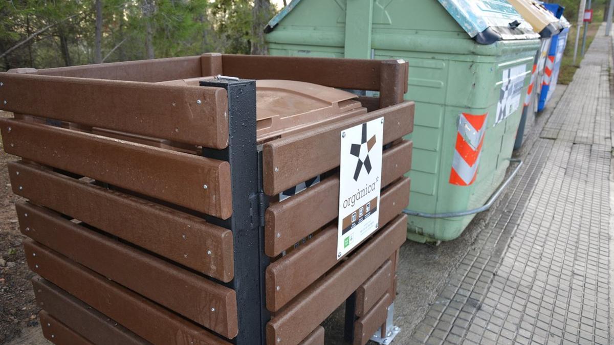 Valla protectora en un cubo de basura de orgánico para protegerlo de los jabalíes.