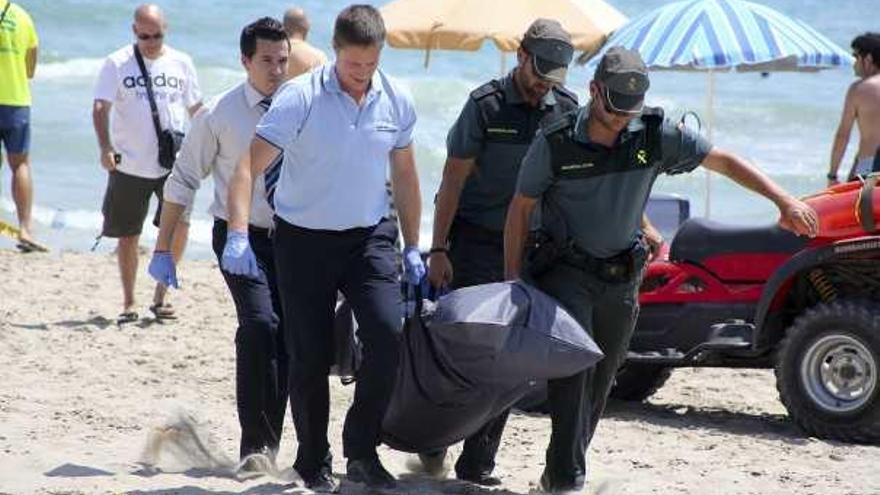 Momento de retirada de los restos mortales de la playa de Muchavista.