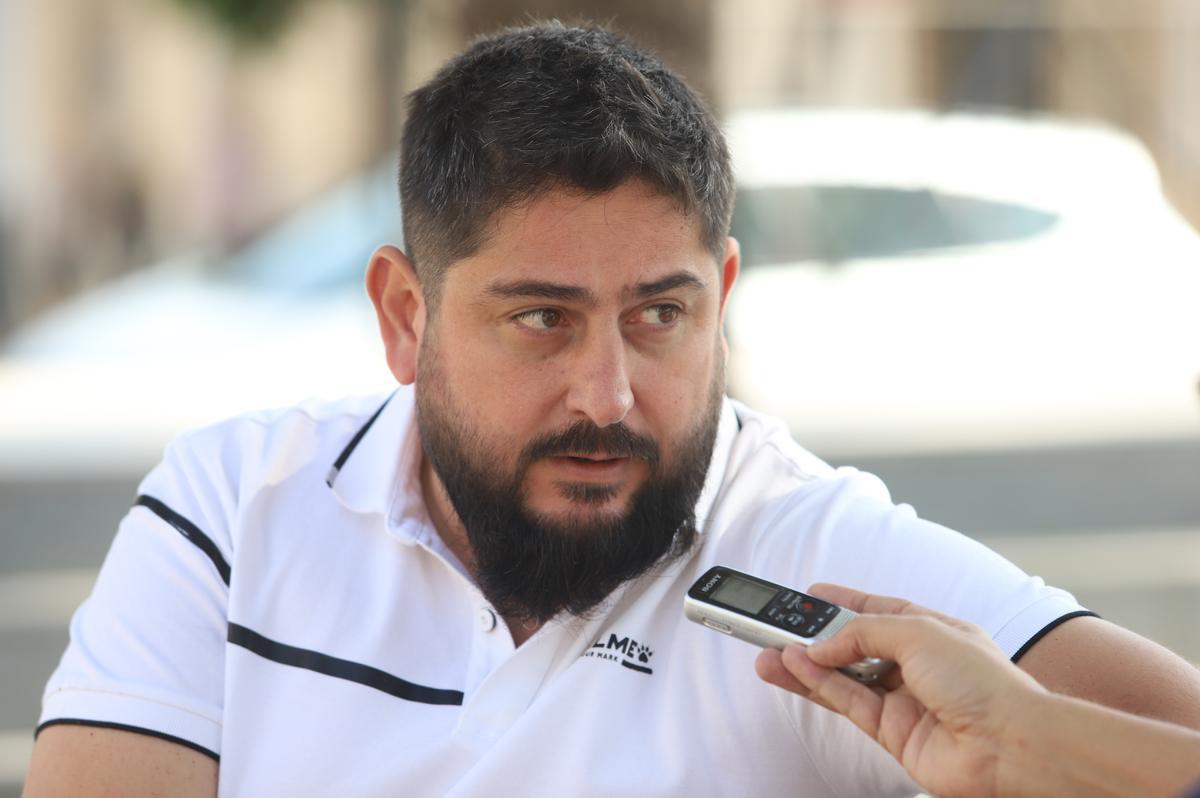 Josan González, entrenador del Córdoba Futsal Patrimonio de la Humanidad, en la plaza de Cañero.