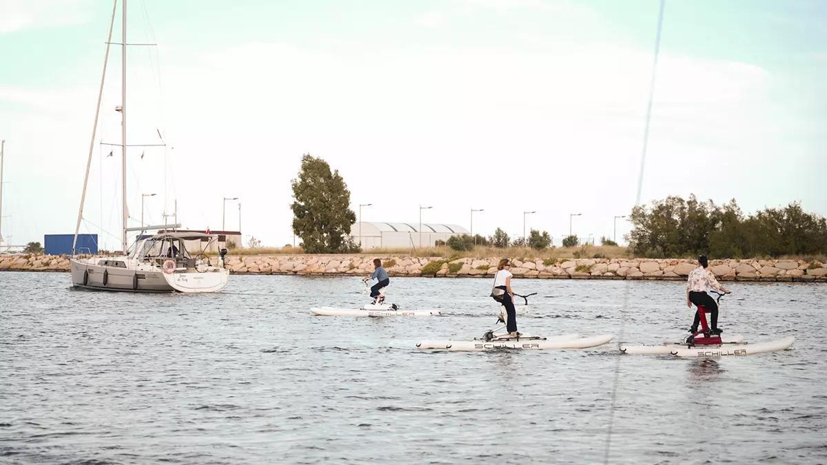 Las waterbikes ofrecen una manera diferente de descubrir desde el agua los paisajes del Delta de l’Ebre.