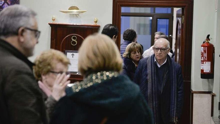 Familiares y amigos, a última hora de la tarde de ayer, en el tanatorio de Avilés.