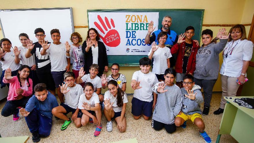 Eulalia Guerra, en el centro, junto a los agentes de la Policía Local y los alumnos y profesores del CEIP Pintor Néstor