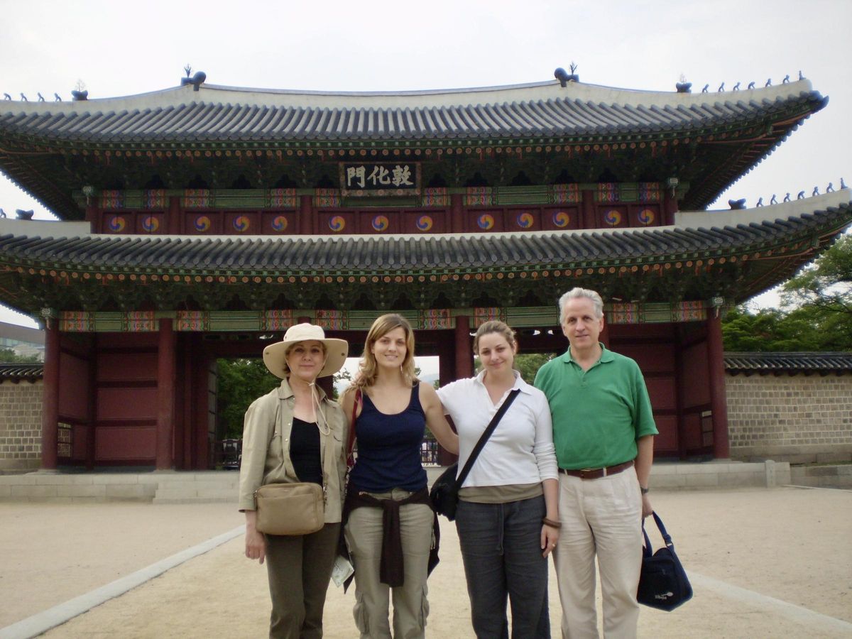 Ana Arnal, la segunda española en dar la vuelta al mundo con su familia en la Plaza Tiananmen, Pekín (China) en agosto 1999.