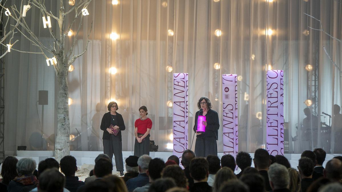Antònia Carré Pons, con el premio Òmnium a la mejor novela del año 2025, durante la gala de los premios de la 75a Nit de les Lletres Catalanes celebrada en el Palau Nacional.