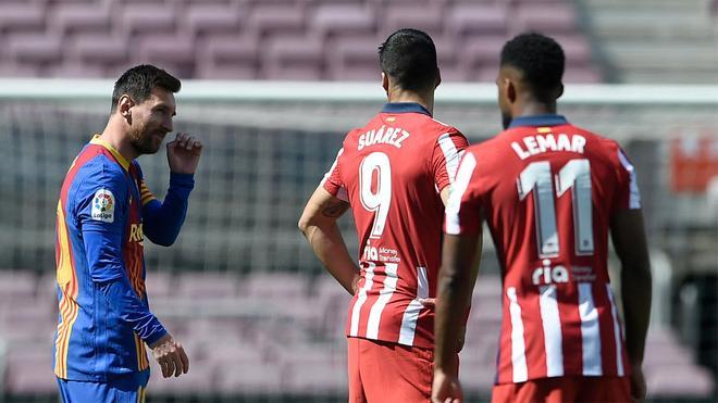 Leo Messi y su excompañero, Luis Suárez, charlan durante el partido de Liga en el Camp Nou