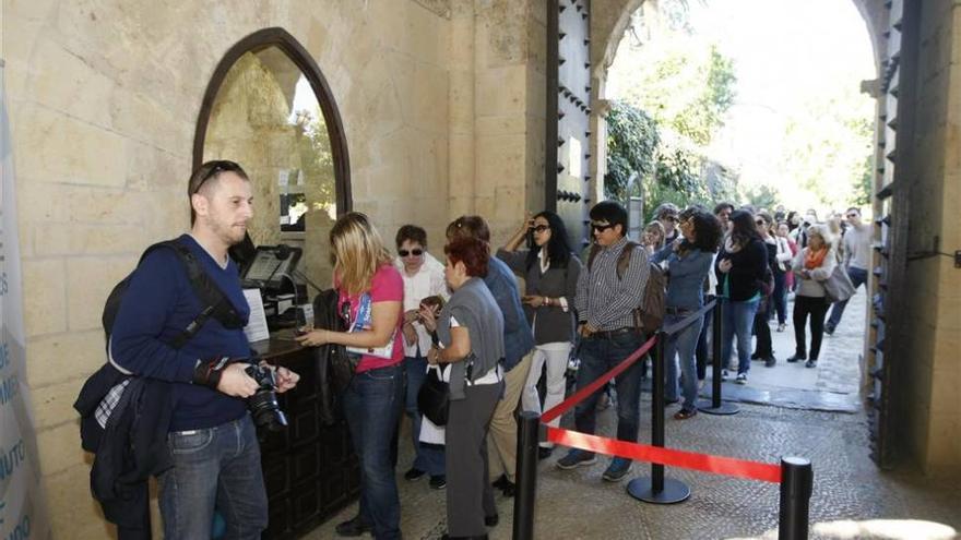 El Alcázar reabre &quot;con normalidad&quot; con tres trabajadores municipales y un técnico contratado