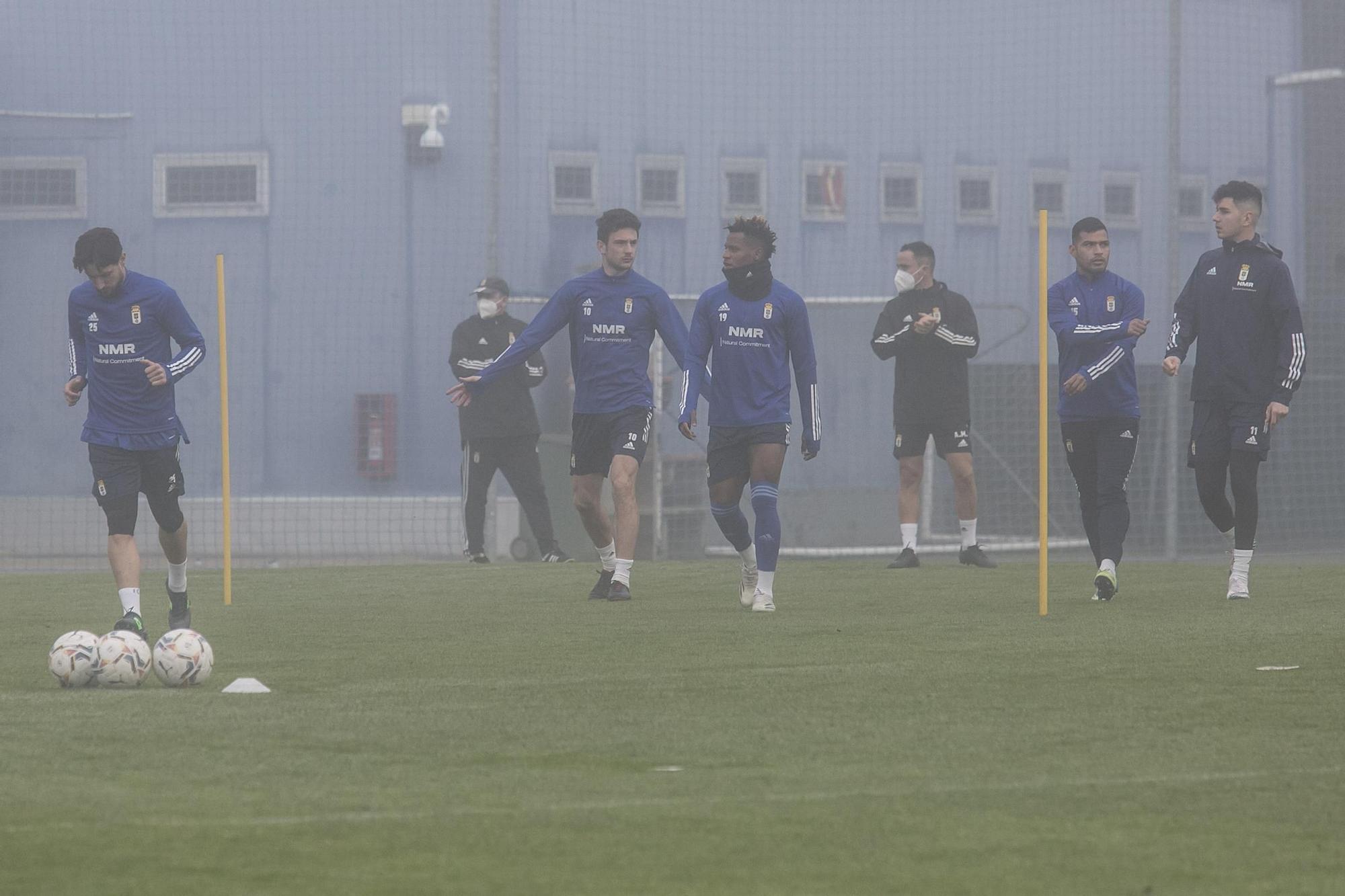 El entrenamiento del Oviedo en mitad de la niebla