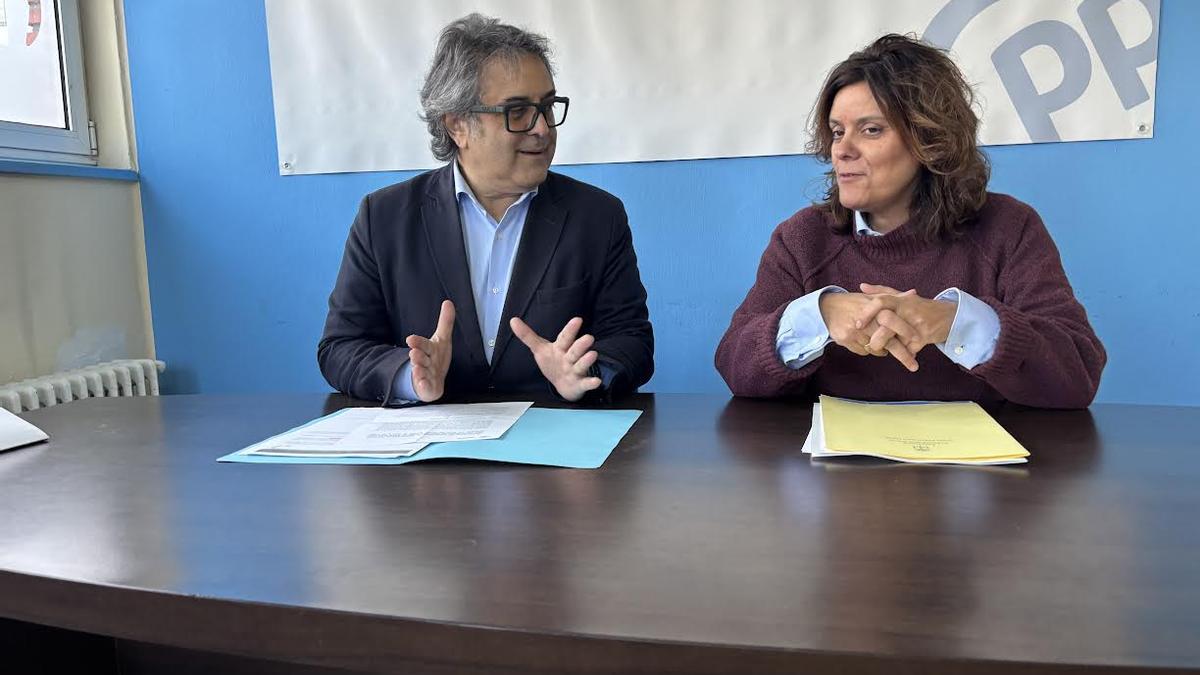 Juan Berros y Beatriz Polledo, durante la comparecencia en la sede del PP.