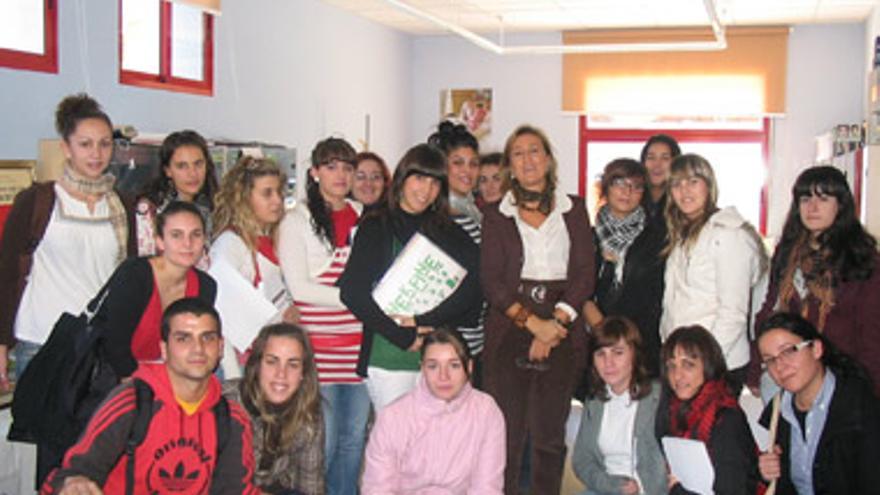 Los alumnos del Al-Qázeres visitan la Casa de la Mujer de Cáceres