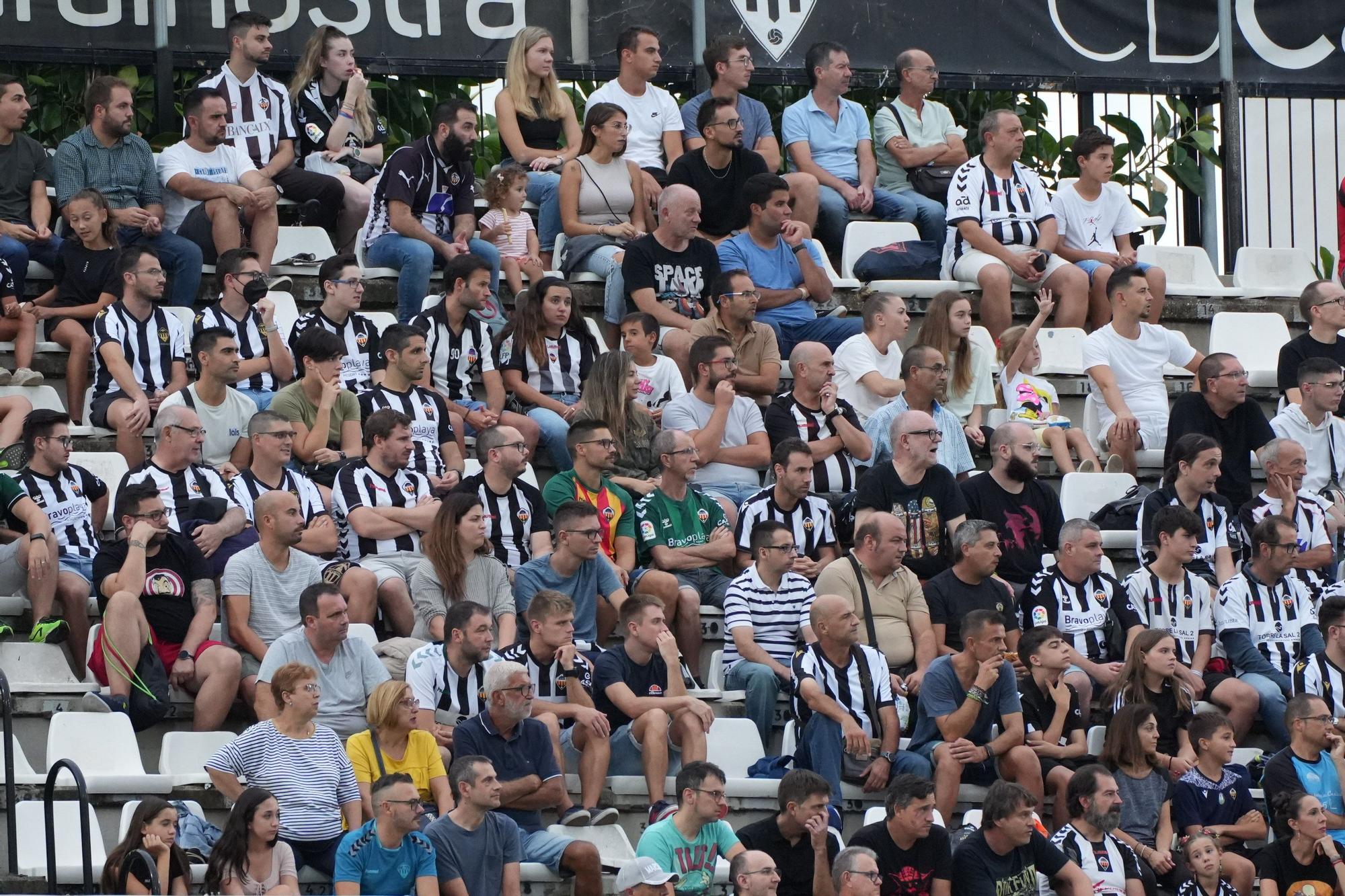 Galería: La afición albinegra disfruta en Castalia de la victoria del CD Castellón