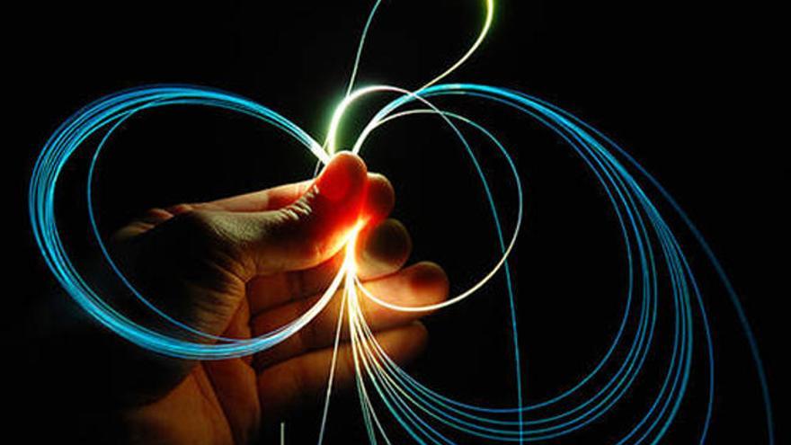 Fibra óptica: conectando al mundo con luz. © Optoelectronics Research Centre, Southampton, UK.