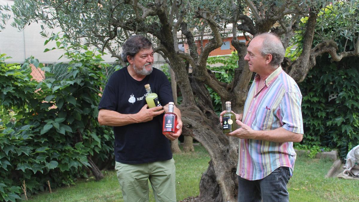 Jordi Clotet i Domènec Casals amb alguns dels licors de Xarrup 6,5