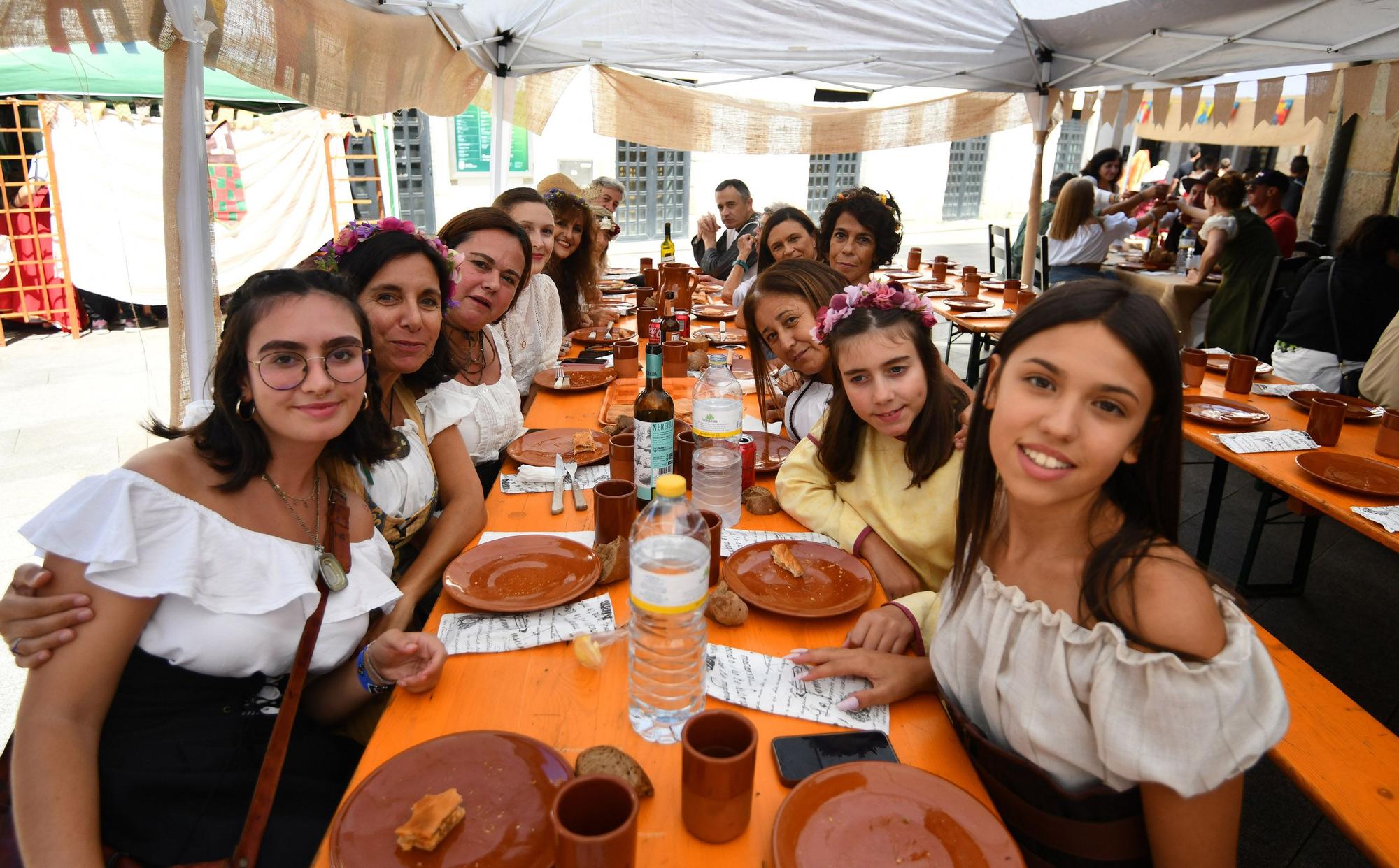 Cortesanos, bufones, damas y caballeros celebran el retorno de su señor: la Feira Franca anima Pontevedra