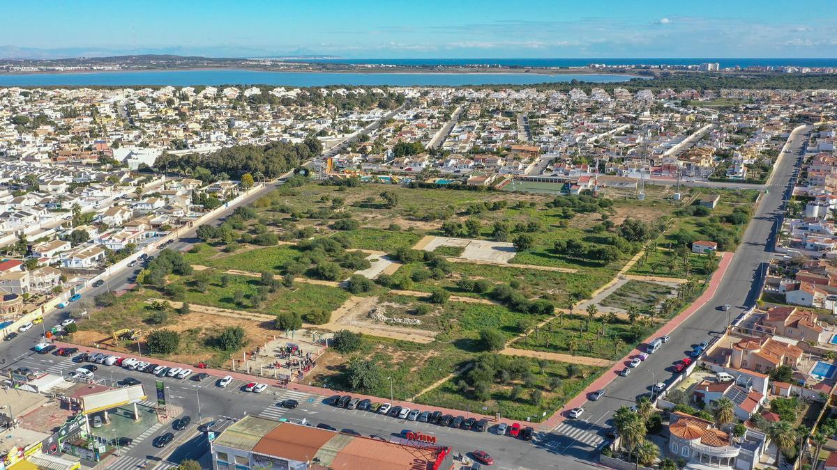 Vista aérea del recinto de 40.000 metros cuadrados que se pretendía reconvertir en zona verde con el taller de empleo en 2015. A principios de 2023 se adjudicó un concurso público para realizar la obra
