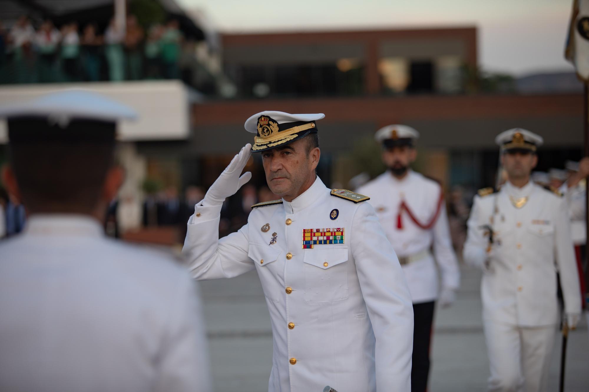 Arriado de la bandera de España en Cartagena