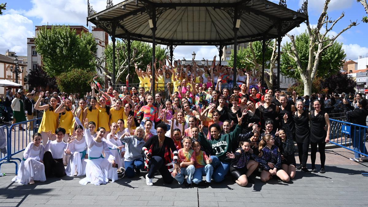 Todos los participantes en la celebración del Día Internacional de la Danza en San Francisco.