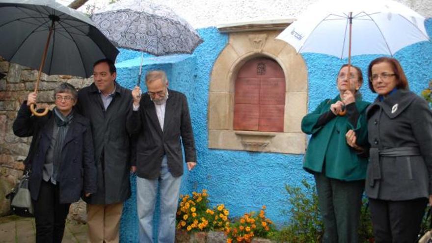 Ana González, Alejandro Vega, Alonso Zamora (hijo de María Josefa), Amelia Valcárcel y Ana Cano, tras descubrir la placa.