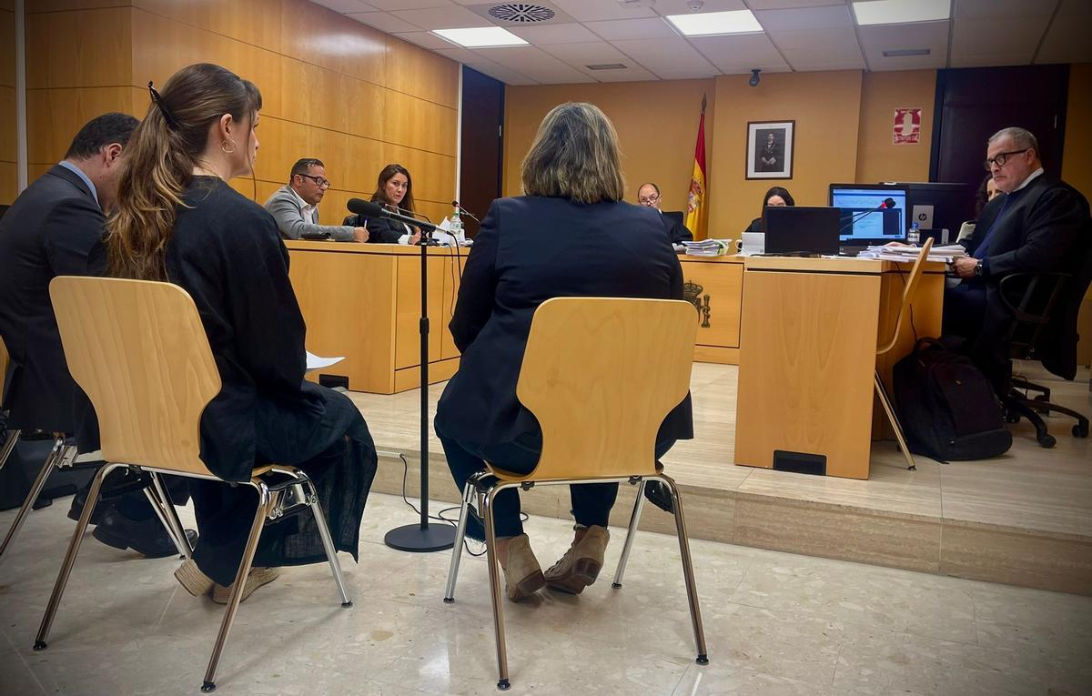Los expertos en caligrafía, durante su intervención en la vista; en segundo término el acusado, junto a su abogada.
