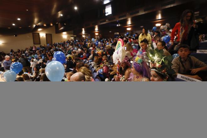 Lunes de Carnaval en Oviedo: La Corredoria y el Auditorio celebran sus dos concursos de disfraces con éxito de participación