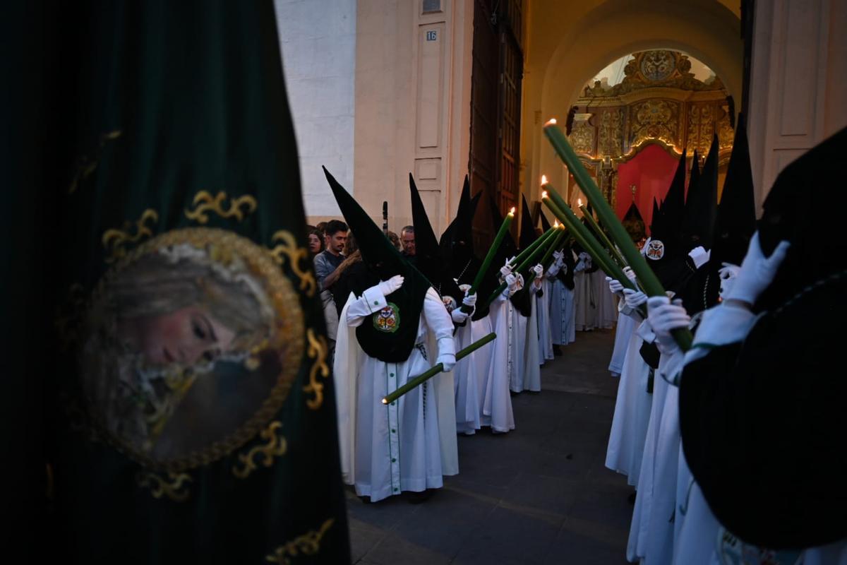 La bandera de Nuestra Señora de la Esperanza, recién restaurada.