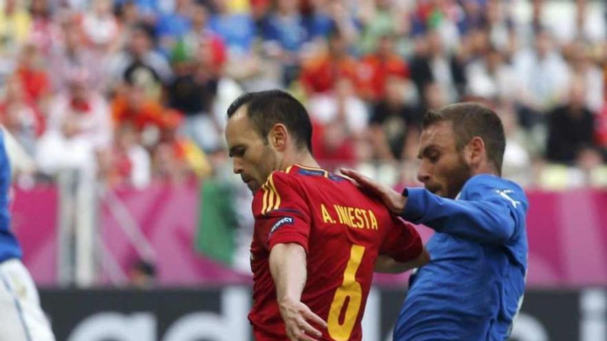Iniesta trata de chutar ante la oposición de De Rossi en la anterior edición de la Eurocopa. // Juan Medina