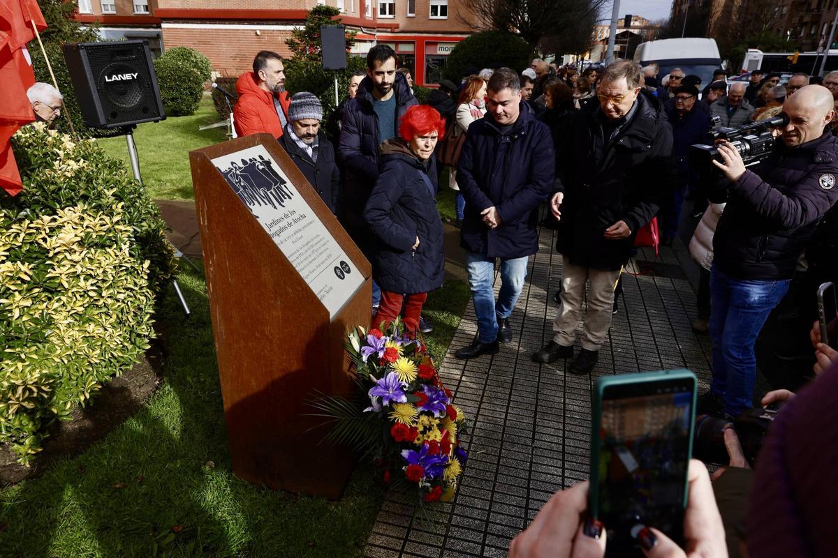 La ofrenda floral en Nuevo Gijón en recuerdo de los Abogados de Atocha, en imágenes La ofrenda floral en Nuevo Gijón en recuerdo de los Abogados de Atocha, en imágenes
