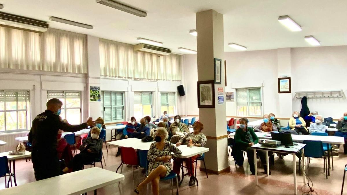 Charla de la Policía Local a mayores por estafas en Plasencia.