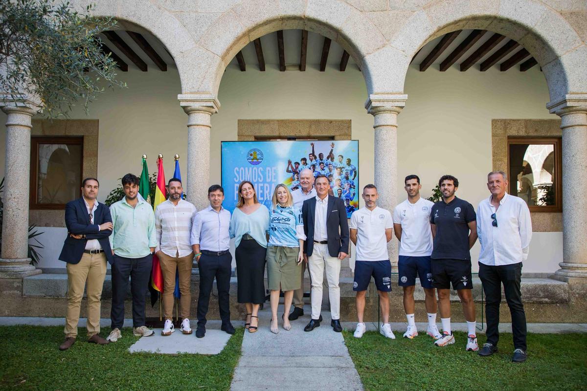 Foto de familia durante la recepción.