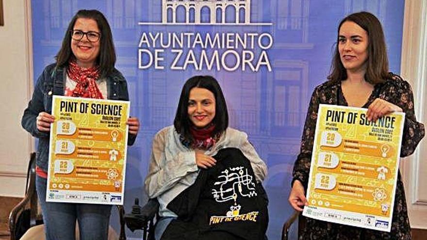 Marta Pérez Folgado, María Eugenia Cabezas y Silvia Mielgo Gallego durante la presentación del festival.