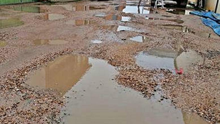 Baches que presenta la travesía y que dificulta el paso de los vecinos.