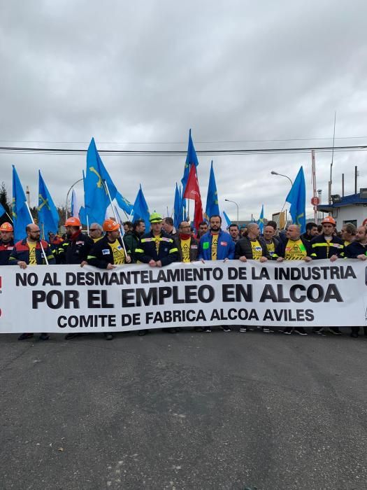 Los trabajadores de Alcoa celebran una marcha hasta Avilés para concentrarse frente al Ayuntamiento