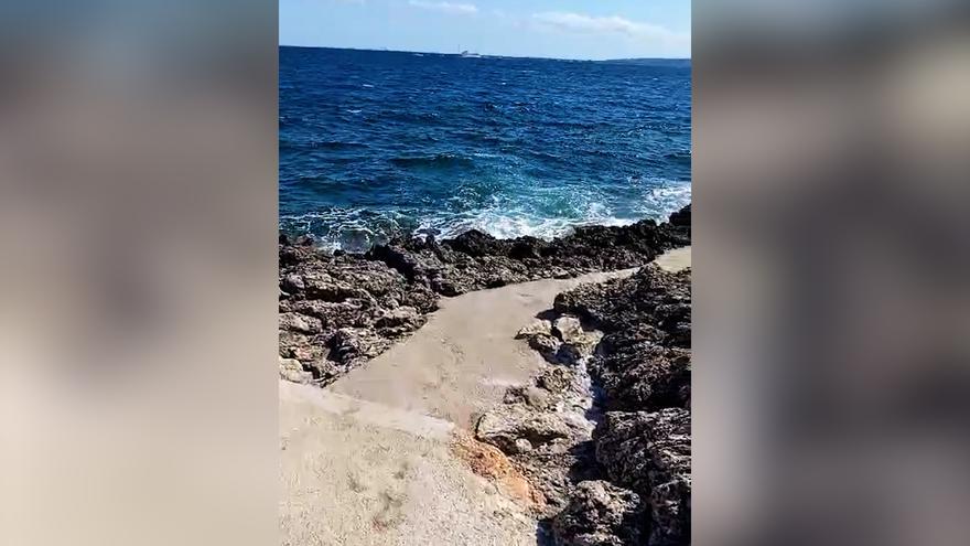 Hormigón sobre las rocas de Bendinat en Mallorca: Denuncian que el hotel encementa explanadas y el camino, y amplía las hamacas al área de dominio público