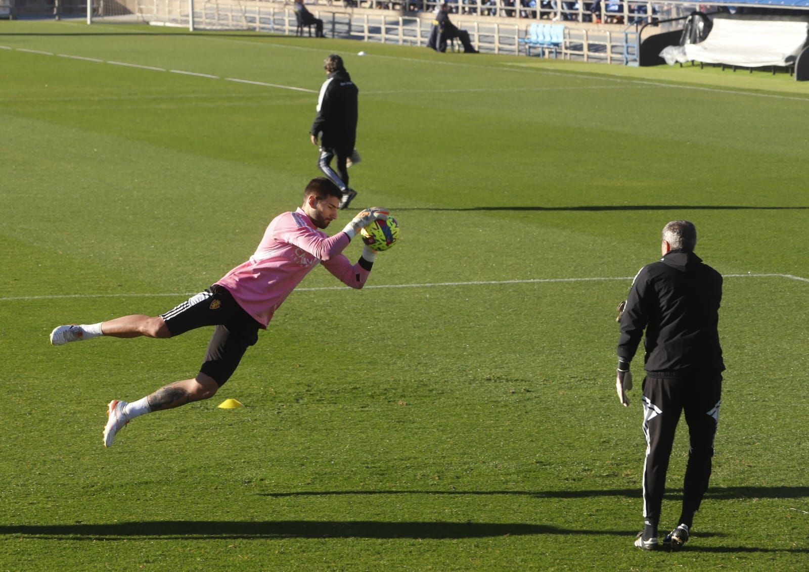 Entrenamiento a puerta abierta del Real Zaragoza en La Romareda (04/01/2023)