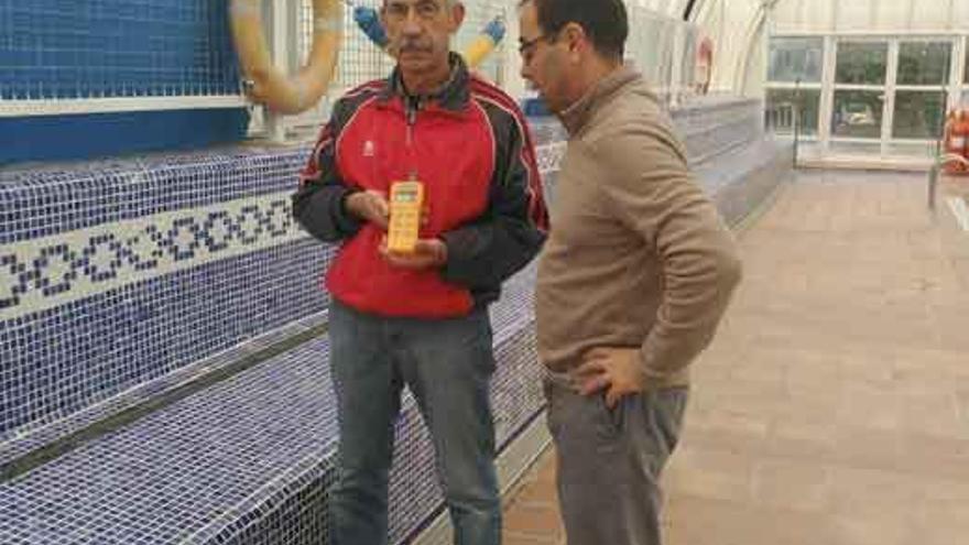 Un técnico realizando una medición de C02 en las piscinas junto al concejal de Administración Interior Fernando Marcos .