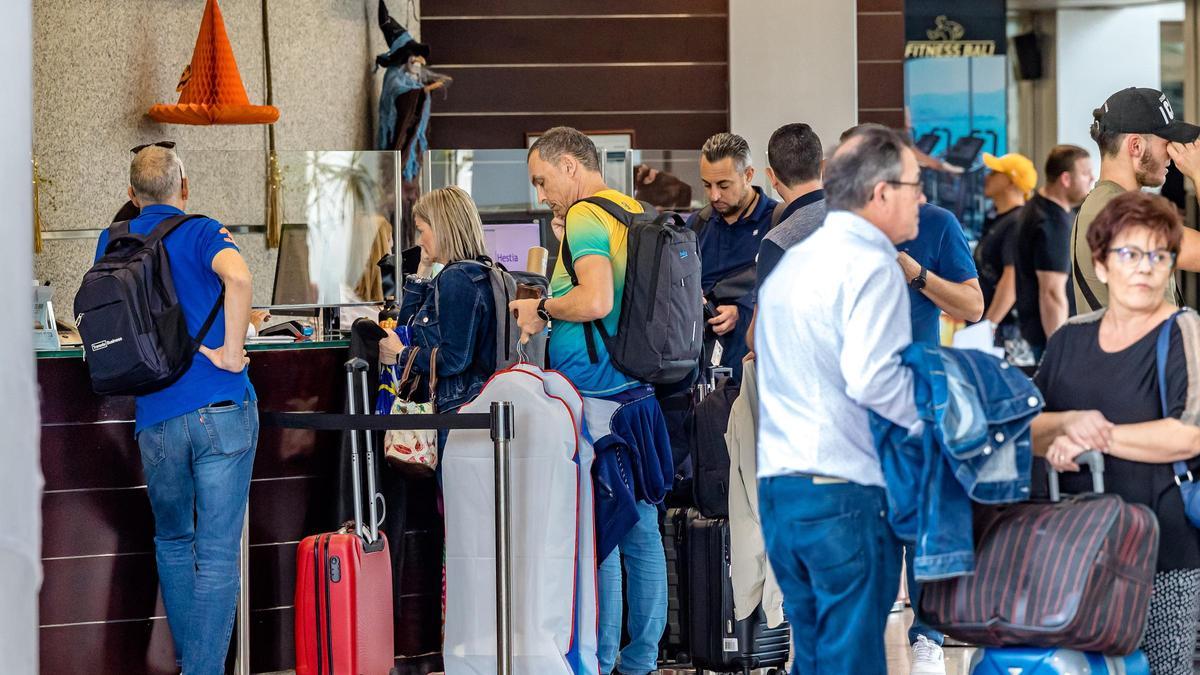 Turistas llegando a un hotel de Benidorm a finales del pasado mes de octubre.