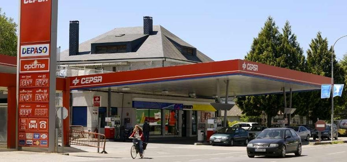 Dos encapuchados en fuga causan un accidente y arrollan a una mujer por 12.000 euros de una gasolinera