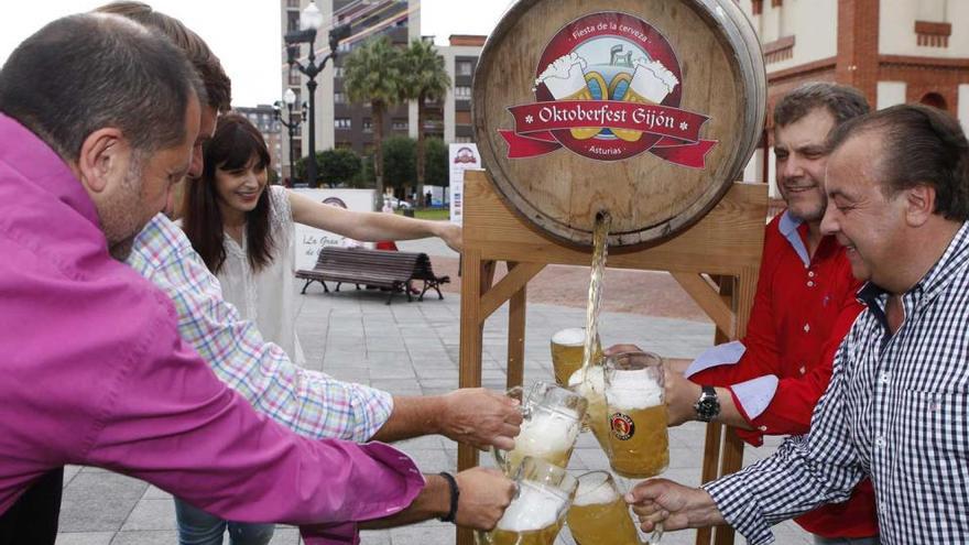 La inauguración oficial del festival con la apertura del barril.