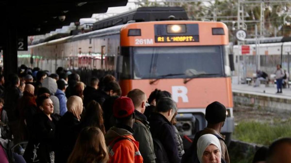 Els usuaris esperant el tren, que entra a l'estació de Mataró, a la línia de l'R1