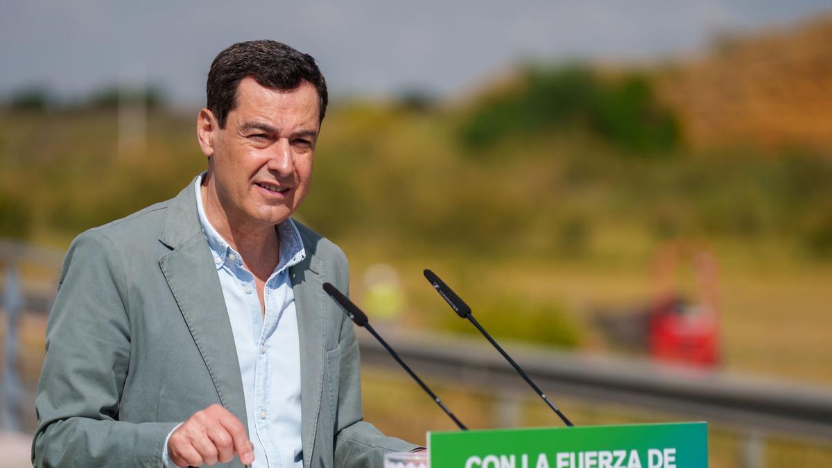 El presidente del PP de Andalucía y candidato a la reelección de la Presidencia de la Junta, Juanma Moreno, en Alcalá de Guadaíra.