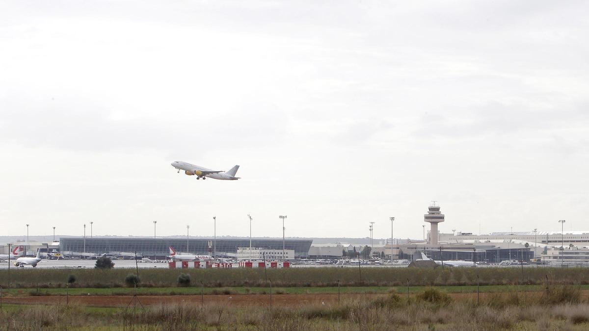 Archivo - Un avión despega en el aeropuerto de Palma, a 8 de noviembre de 2021